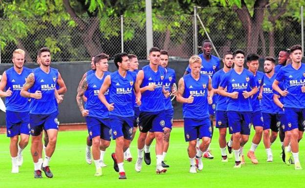 equipacion entrenamiento Valencia CF modelos equipacion entrenamiento Valencia CF modelos